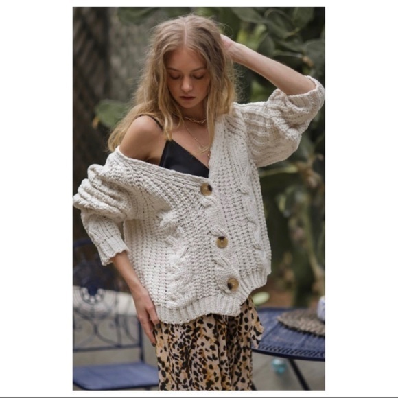 Sweaters - Cream’e Button Down Chunky Knit Cardigan